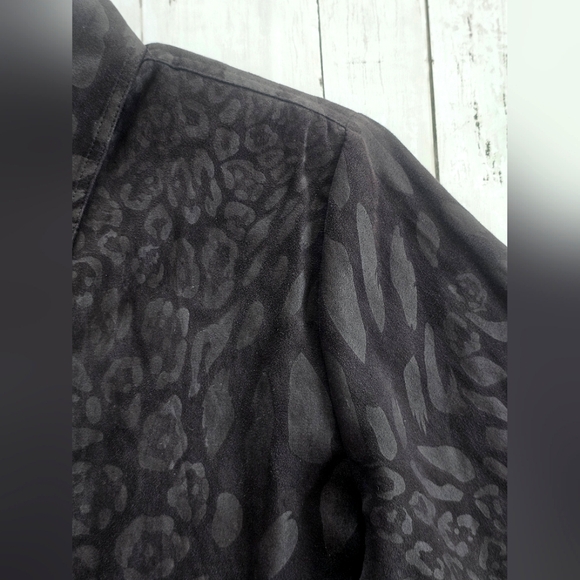 Erin London Black Suede Leopard/Animal Print Collared Button up Blouse Top - Picture 5 of 14
